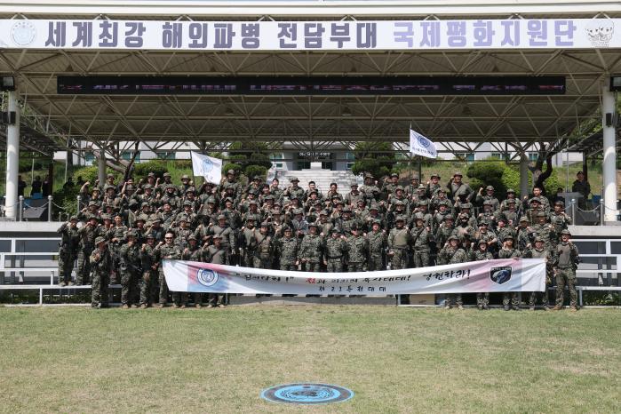 낙오자 없이 훈련을 마친 장병들이 파이팅을 외치며 단체사진을 찍고 있다.