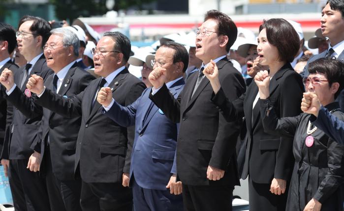 이재명 대통령과 김혜경 여사가 18일 광주 5·18 민주광장에서 열린 제46주년 5·18민주화운동 기념식에서 ‘임을 위한 행진곡’을 제창하고 있다. 연합뉴스