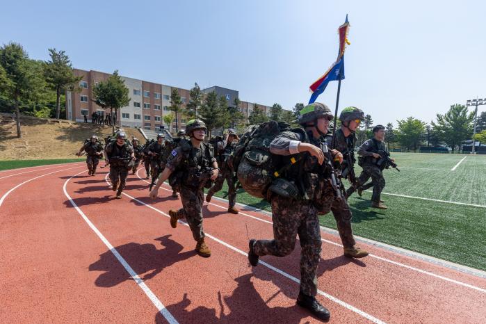 육군52보병사단 장병들이 전투임무위주 체력단련 경연대회에서 3㎞ 급속행군을 하고 있다. 부대 제공