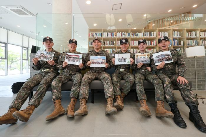 육군부사관학교에서 10여년 만에 다시 만난 스승과 제자들이 과거 사진을 들어 보이고 있다. 왼쪽부터 김상필·배경현 상사, 황연욱 소령, 김진영·김진석·황윤상 상사. 부대 제공