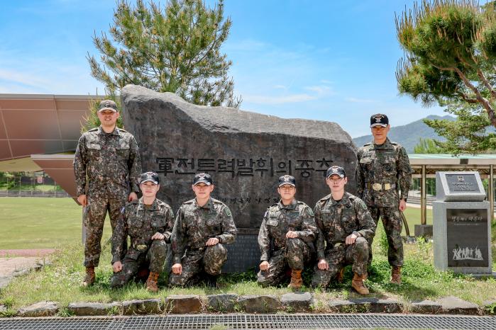 육군부사관학교에서 소부대전투전문가가 돼 다시 만난 스승과 제자들이 기념사진을 찍고 있다.