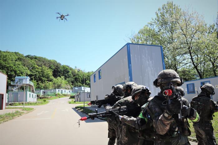 육군56보병사단 노고산여단 장병들이 주둔지 일대에서 마일즈 장비와 드론을 활용한 쌍방교전 훈련을 하고 있다. 부대 제공
