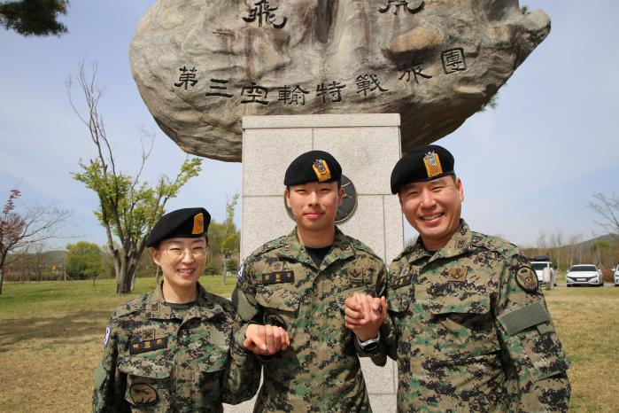 육군특수전사령부(특전사)에 복무하는 3명의 ‘특전 가족’이 손을 잡고 기념사진을 찍고 있다. 왼쪽부터 박영은 상사, 장원우 하사, 장봉석 원사. 부대 제공