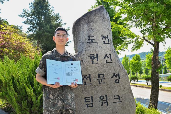 공군8전투비행단 운항관제대 김진형 병장이 조혈모세포 기증서를 들어 보이고 있다. 부대 제공
