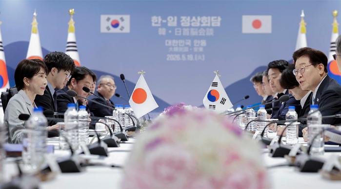 이재명(맨 오른쪽) 대통령이 19일 경북 안동시에서 다카이치 사나에(맨 왼쪽) 일본 총리와 한·일 정상회담 확대회담을 하고 있다. 연합뉴스