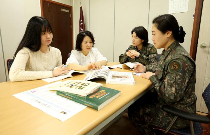 더 건강하게…메뉴·품목 선정  김미화(가운데) 급양대장과 김향나(왼쪽) 영양사 등이 급식 메뉴와 관련해 토의하고 있다. 