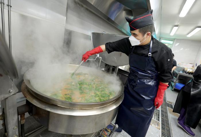 더 맛있게…급식 조리 - 병영식당 조리병이 급식을 준비하고 있다.