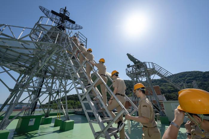 부산해군과학기술고등학교 2학년 전기전자과 학생들이 SPS-95K 장비 교육을 위해 이동하고 있다. 사진 제공=홍성민 중사