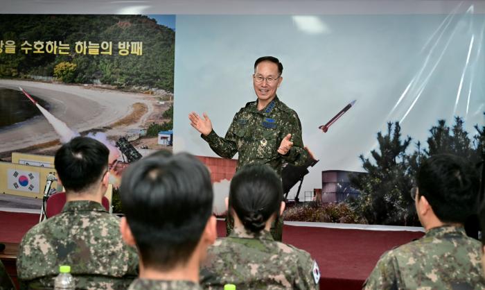 19일 손석락 공군참모총장이 수도권 미사일방어부대를 방문해 초급간부들을 대상으로 소통간담회를 하고 있다. 사진 제공=서진철 상사