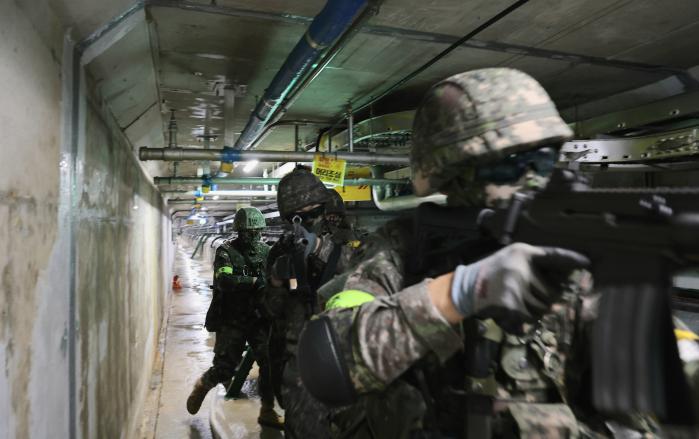 육군56보병사단 노고산여단 장병들이 19일 서울 마포구 지하공동구 일대에서 거동수상자 수색작전을 하고 있다. 부대 제공