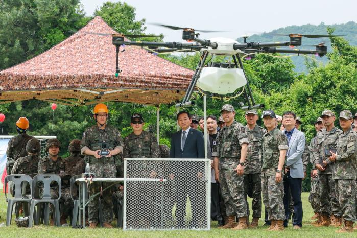 이두희 국방부 차관이 19일 국정과제인 ‘예비전력발전 종합계획 수립 및 예비전력 정예화’를 점검하기 위해 육군72보병사단 동원훈련장을 방문해 유·무인 복합전투체계가 접목된 예비군훈련을 참관하고 있다. 한재호 기자