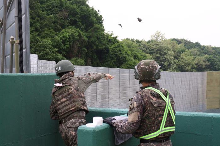 육군5보병사단 신병교육대대 훈련병이 세열수류탄 투척 훈련을 하고 있다. 부대 제공
