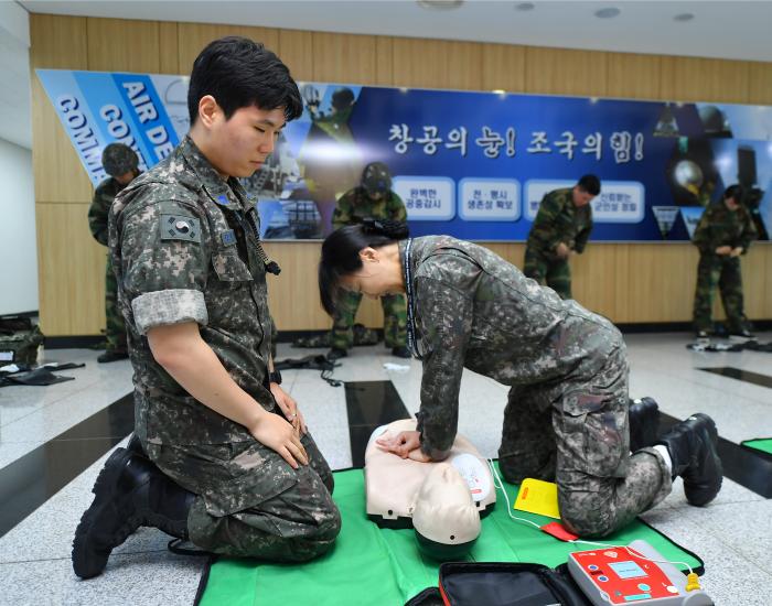 기본훈련 경연대회에 참가한 공군방공관제사령부 장병들이 심폐소생술(CPR) 평가를 받고 있다. 부대 제공