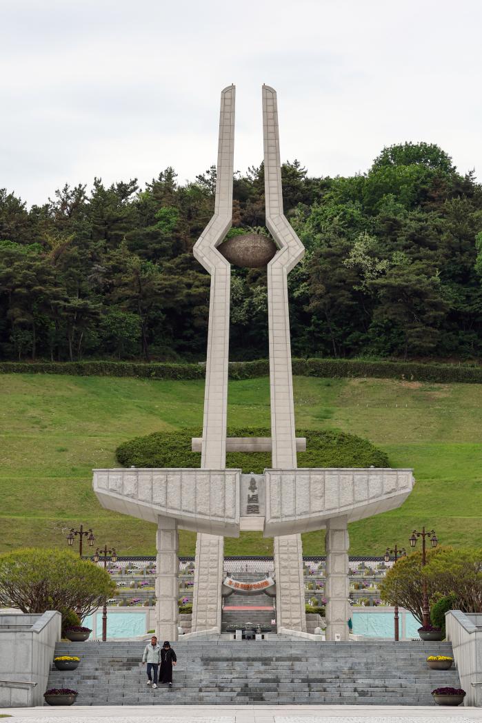 국립5·18민주묘지에 건립된 5·18민중항쟁추모탑.