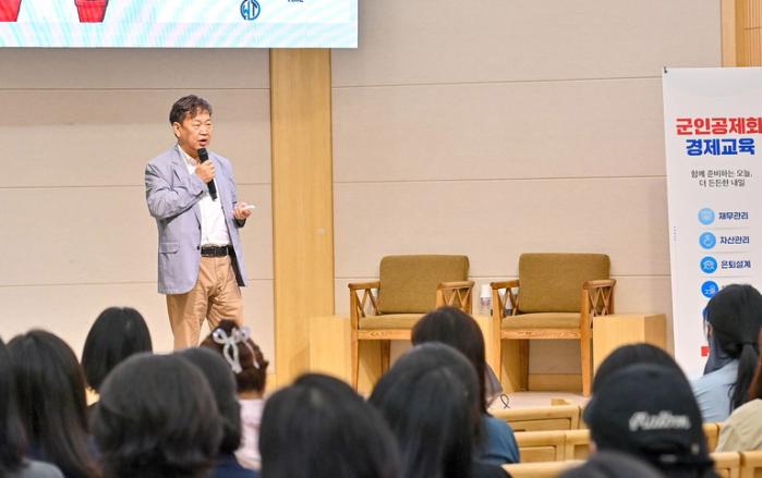 20일 육·해·공군본부가 합동으로 개최한 군 가족 맞춤형 경제교육에서 금융전문가 존리 대표가 ‘우리 가족 부자 되는 법’을 주제로 강연하고 있다. 공군 제공