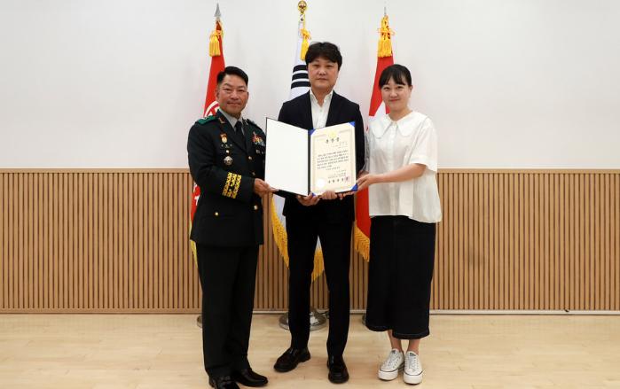 육군50보병사단이 20일 개최한 6·25전쟁 참전유공자 화랑무공훈장 전수행사에서 고(故)박이성 중사 유가족이 훈장을 전수받고 있다. 부대 제공
