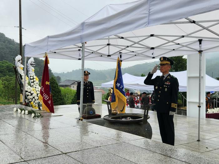 김진성 육군6보병사단장이 20일 용문산전투전적비에서 열린 용문산대첩 75주년 전승 기념 행사에서 경례하고 있다. 사진 제공=박선화 중사