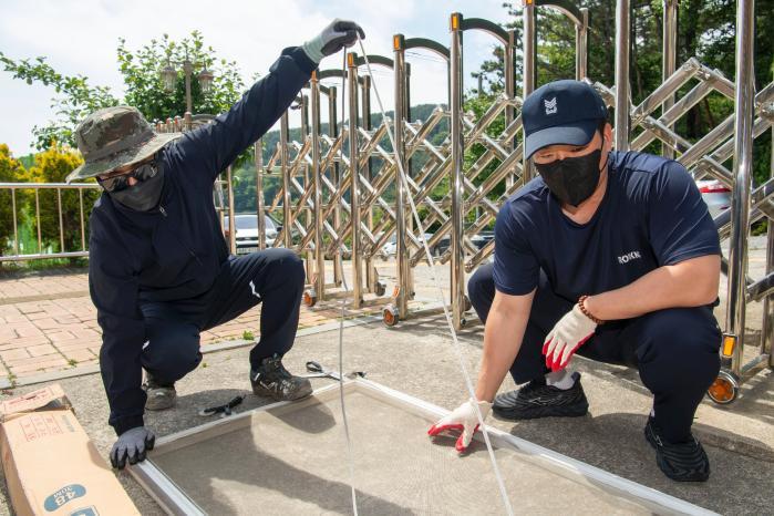 해군교육사령부 야전교육훈련대대 부사관 및 군무원들이 경남 창원시의 사회복지시설 ‘하늘정원’에서 봉사활동을 하고 있다. 사진 제공=고명규 중사(진)