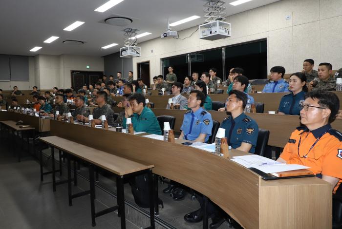 육군53보병사단이 20일 개최한 2026년 부산·울산권역 화랑훈련 세미나에서 참석자들이 훈련 계획을 듣고 있다. 부대 제공