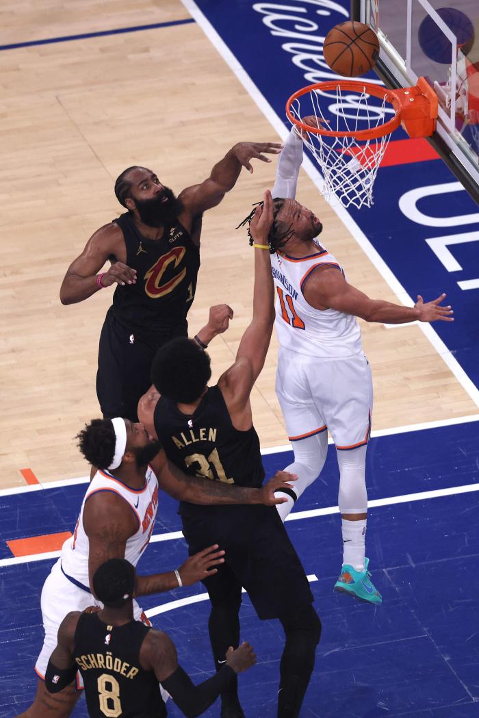 미국프로농구(NBA) 뉴욕 닉스의 제일런 브런슨(맨 오른쪽)이 20일(한국시간) 미국 뉴욕주 매디슨 스퀘어 가든에서 열린 클리블랜드 캐벌리어스와 동부지구 결승 1차전에서 골밑 슛을 시도하고 있다. 뉴욕은 4쿼터 초반까지 클리블랜드에 22점이나 뒤처져 패색이 짙었으나 브런슨이 잇따라 득점에 성공하며 101-101 동점을 이뤄 승부를 연장전으로 끌고 갔다. 뉴욕은 연장전서 클리블랜드를 압도하며 115-104로 승리, 기선제압에 성공했다. AFP·연합뉴스
