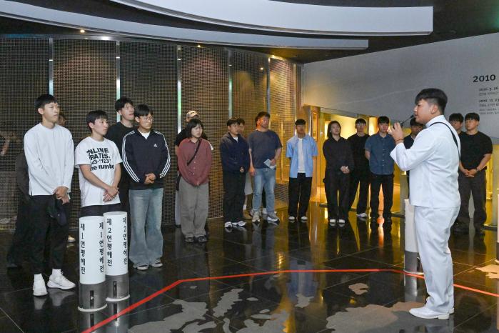 공군38전투비행전대 초급간부들이 19일 해군2함대 서해수호관에서 해설사의 설명을 듣고 있다. 사진 제공=강다빈 하사