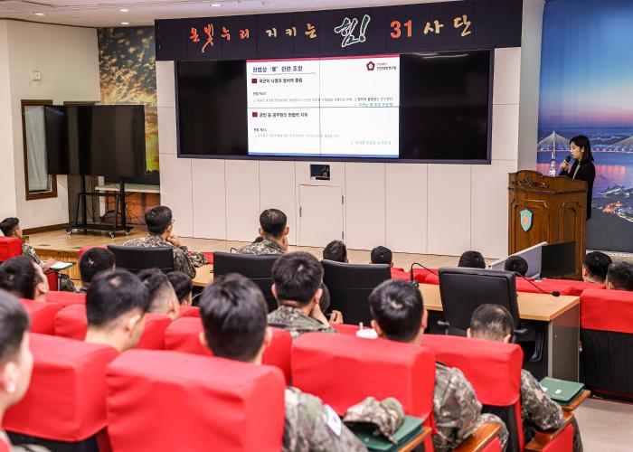 최정윤 헌법재판연구원 교수가 20일 육군31보병사단 부대원을 대상으로 ‘헌법과 군’을 주제로 강연하고 있다. 부대 제공