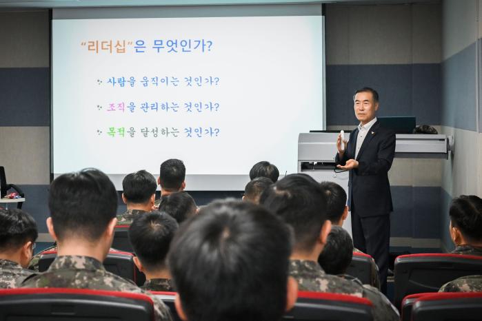 김진홍 예비역 공군소장이 공군3미사일방어여단 부대원들을 대상으로 북콘서트를 하고 있다. 부대 제공