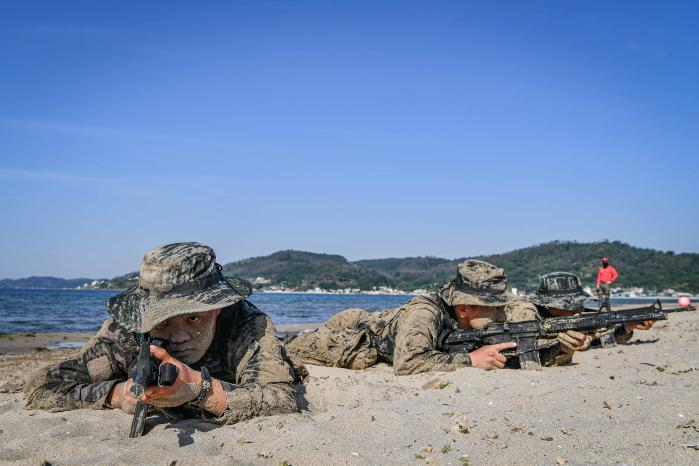 경북 포항시 도구해안 일대에서 26-1차 수색교육(116차) 교육생들이 종합 전술훈련 간 해안 접안 절차를 숙달하고 있다. 사진 제공=이민주 중사(진)