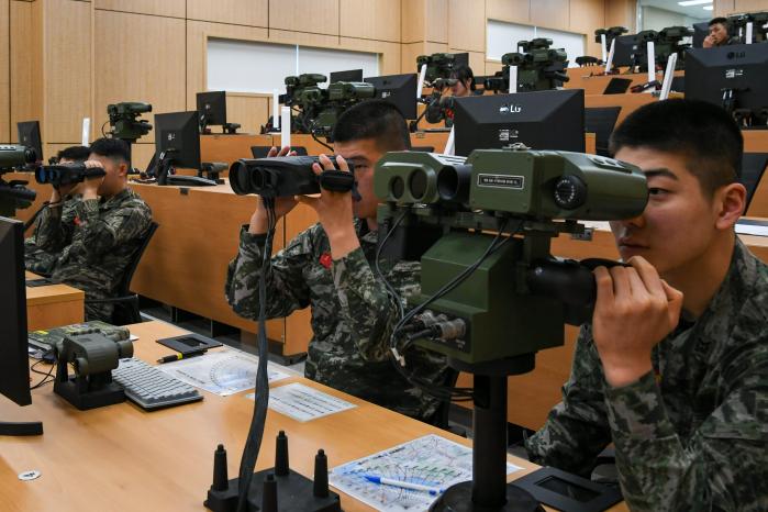해병대2사단 장병들이 합동화력시뮬레이터(JFTS)를 이용한 교육훈련을 하고 있다. 부대 제공