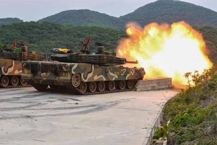 해병대6여단 전차중대 장병들이 백령도 일대에서 전차포 사격 훈련을 하고 있다. 부대 제공