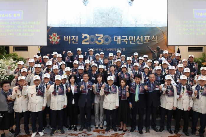 대한민국6·25참전유공자회가 20일 서울 용산구 전쟁기념관 파크홀에서 개최한 ‘비전 2030 대국민 선포식’에서 주요 참석자들이 기념촬영하고 있다. 이윤청 기자
