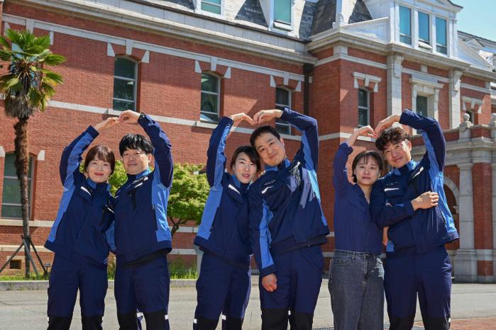 해군군수사령부 부부 군무원들이 기념사진을 찍고 있다. 왼쪽부터 조은정·조진영, 박재연·장영기, 이윤소·정남호 주무관. 부대 제공