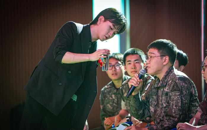 육군3보병사단 장병들이 20일 진백골체육관에서 열린 '백골 일깨움 콘서트'를 관람하며 즐거운 시간을 보내고 있다. 사진 제공=이도선 상사