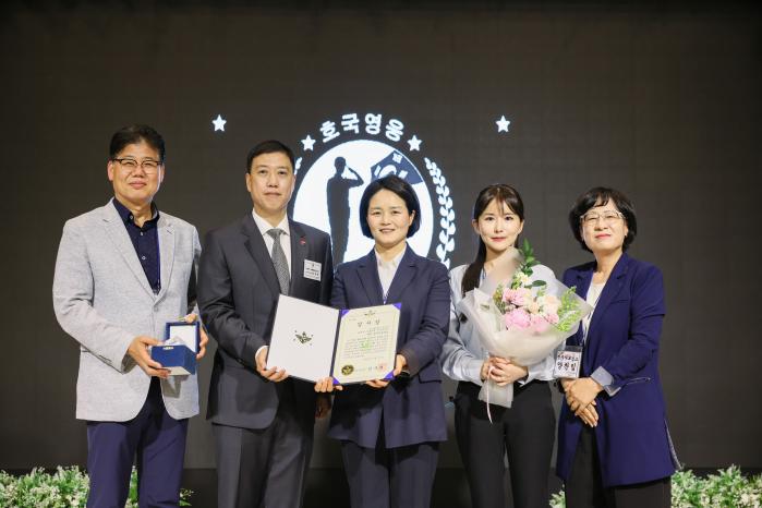김성환(왼쪽 둘째) 국유단장 직무대리가 21일 열린 전북지역 유해발굴사업 설명회에서 시료 채취 우수기관으로 선정된 전주시 보건소 관계자들에게 국방부 장관 감사장을 전달하고 있다. 국방부 제공