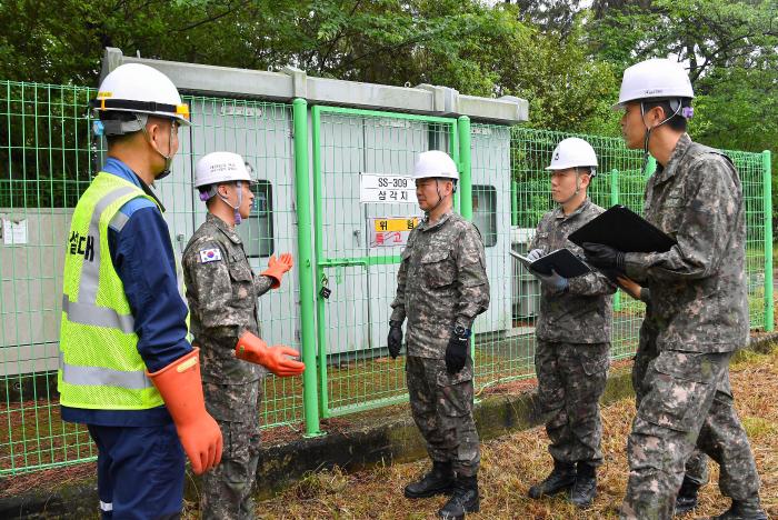 21일 해군안전단 관계관들이 경남 진해지역 군수사령부 일대에서 시설물 집중안전점검을 하고 있다. 사진 제공=최혜진 하사