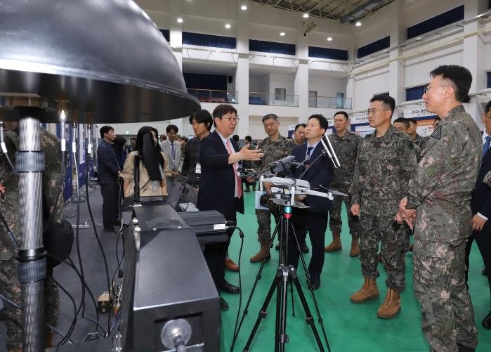 21일 육군55보병사단에서 개최된 ‘2026년 제3차 첨단국방 피치데이’ 행사 중 군 관계자들이 민간업체의 기술·제품에 대해 설명을 듣고 있다. 국방부 제공