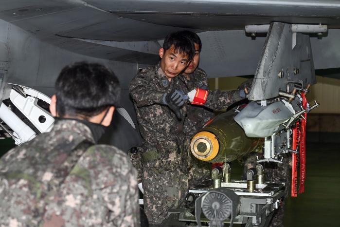 공군16전투비행단 장병들이 26-2차 전투태세훈련(ORE)에서 최대무장 장착훈련을 하고 있다. 부대 제공