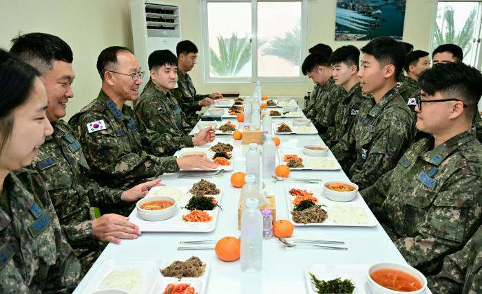 손석락(왼쪽 셋째) 공군참모총장이 21일 제주지역 방공관제부대를 찾아 초급간부들을 격려한 뒤 애로사항을 청취하고 있다. 공군 제공