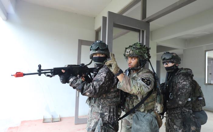 육군1보병사단 공병대대와 미2사단/한미연합사단 11공병대대 장병들이 한미연합 위험성폭발물개척팀 훈련 중 급조폭발물 탐색을 위해 건물 내부를 수색하고 있다. 사진 제공=강나루 군무주무관