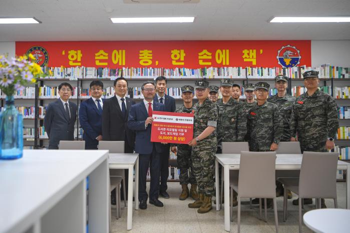 21일 해병대 연평부대 포9대대 병영도서관에서 열린 장병 독서환경 개선 기증식에 참석한 부대원들과 사단법인 한국물가정보 관계자들이 기념사진을 찍고 있다. 부대 제공