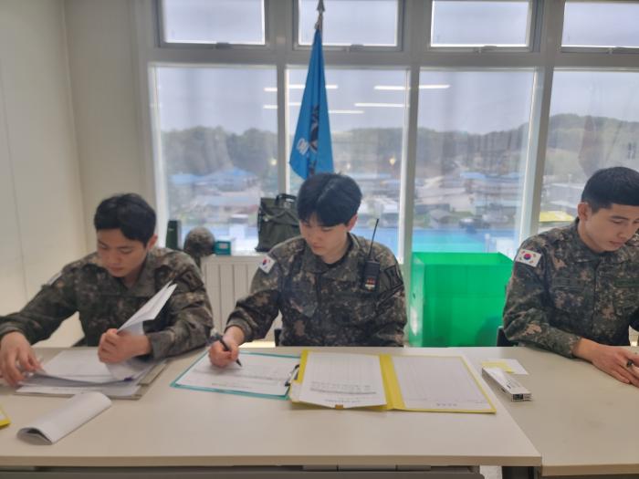 김현기(가운데) 예비역 병장이 예비군동대 작계시행훈련 중 인도인접 준비를 하고 있다. 부대 제공
