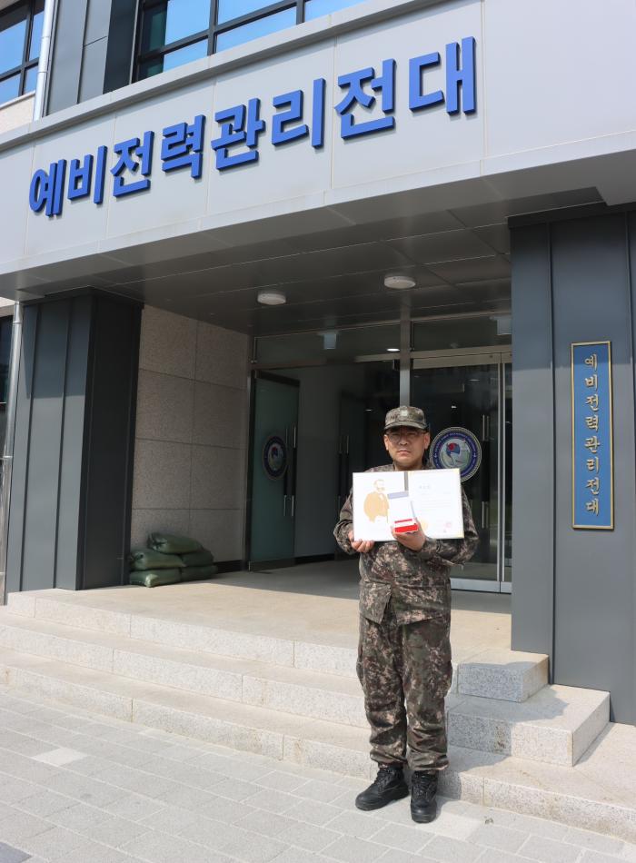 권남우 상사가 헌혈 300회를 달성해 받은 대한적십자사 최고명예대장을 들어 보이고 있다. 부대 제공