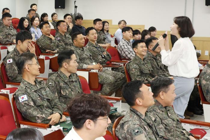 우은빈 작가가 20일 육군수도군단사령부 대회의실에서 ‘나의 매력적인 결핍을 찾아서’를 주제로 강연하고 있다. 사진 제공=심재벽 상사