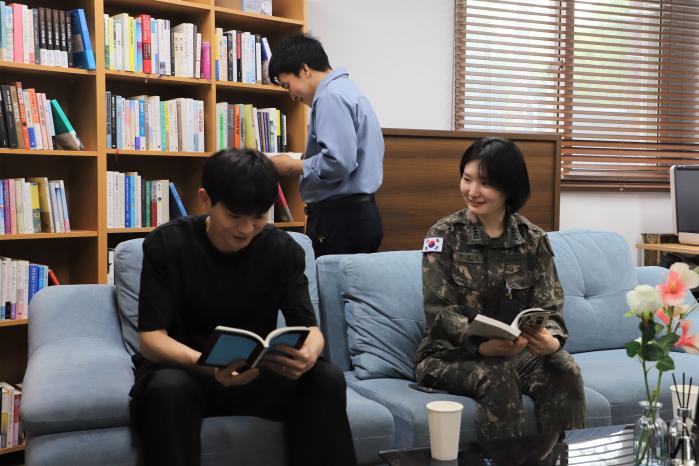 육군51보병사단 장병·군무원들이 복합문화공간 '다락'에서 책을 읽으며 즐거운 시간을 보내고 있다. 부대 제공