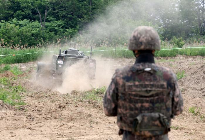 육군1공병여단 장병이 지난 19일 경기 파주시 일대 전방지역에서 MV4 원격조종 지뢰제거장비를 운용하고 있다. 여단 장병들은 본격적인 여름철 집중호우 시작 전 유실 지뢰로 인한 피해를 선제적으로 막기 위해 구슬땀을 흘리고 있다.