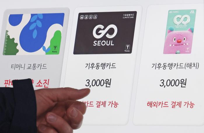 고물가·고유가 위기 상황에서 정부와 지자체가 운영 중인 대중교통 지원 정책은 청년들에게 가뭄의 단비 역할을 하고 있다. 서울의 한 지하철 역사에 설치된 교통카드 키오스크. 연합뉴스