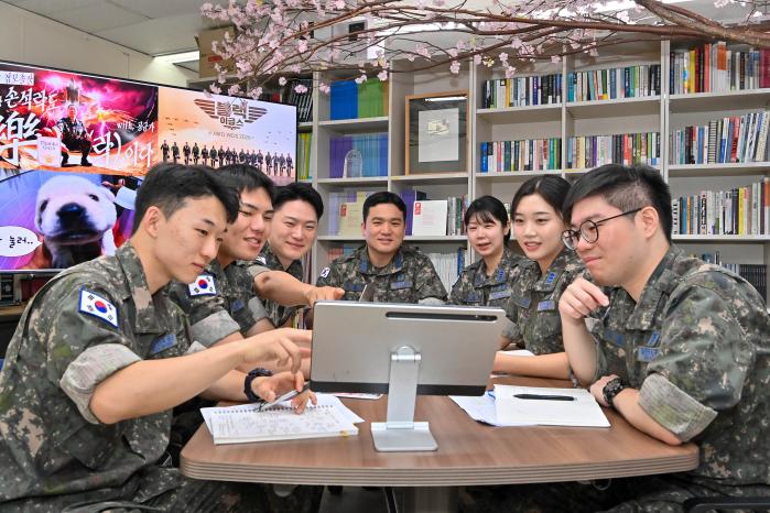 공군 정훈실 미디어콘텐츠과장 김세헌(가운데) 중령과 부서원들이 SNS 콘텐츠 기획안에 대해 자유롭게 의견을 나누고 있다.