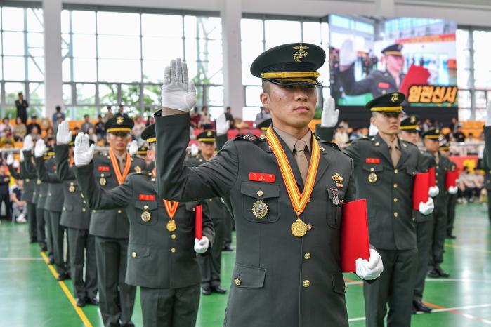 지난 22일 해병대교육훈련단 상승관에서 열린 부사관 후보생 415기 임관식 중 신임 하사들이 임관 선서를 하고 있다. 부대 제공
