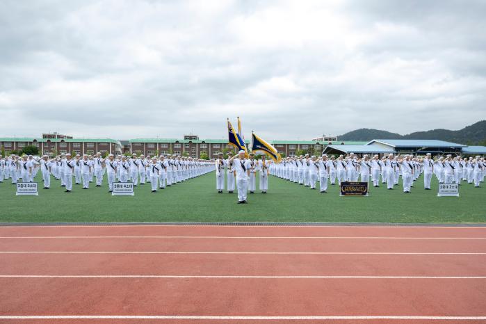 지난 22일 해군교육사령부 기초군사교육단 연병장에서 열린 해군병 724기 수료식에서 해군병들이 힘차게 경례하고 있다. 사진 제공=윤해영 하사