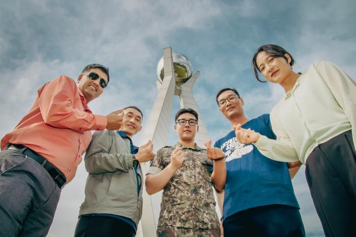 고속도로 사고 현장에서 국민의 생명을 구한 국방대 학생장교들과 장병. 왼쪽부터 판카즈·시사왓 대령, 노효성 상병, 브엉탄콩 대위, 김나영 대위. 부대 제공